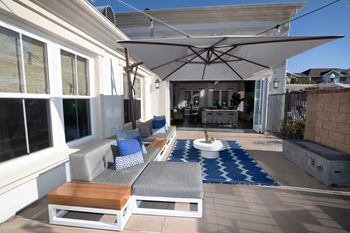 Resident outdoor dining lounge